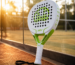 Raquette padel NRV SHADOW blanche sur court coucher de soleil — marque française