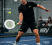 Joueur de padel en action avec l'equipement NRV : raquette, maillot, chaussures
