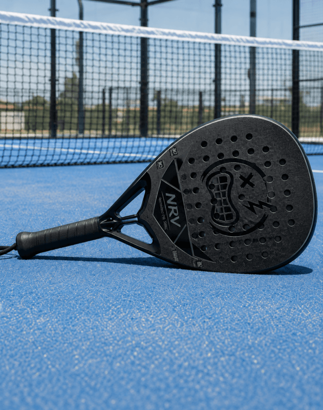 Raquette de padel NRV Phantom noire sur un court bleu