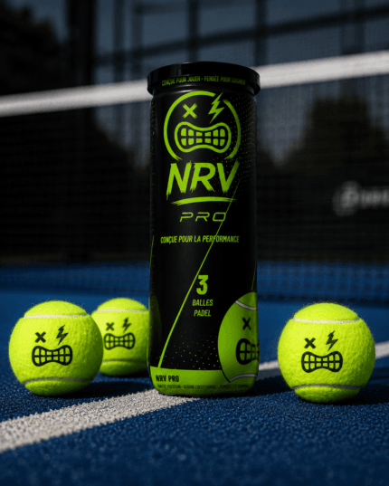 Tube de balles de padel NRV PRO sur terrain