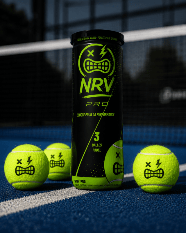 Tube de balles de padel NRV PRO sur terrain