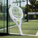 Raquette padel NRV ONE blanche sur court — marque française