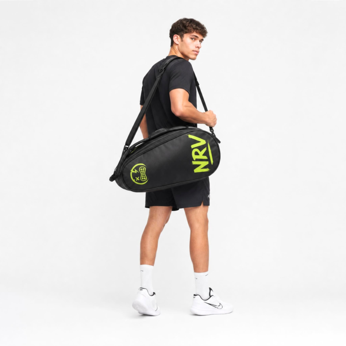Sac de padel NRV Athletics Club Bag porté par un joueur